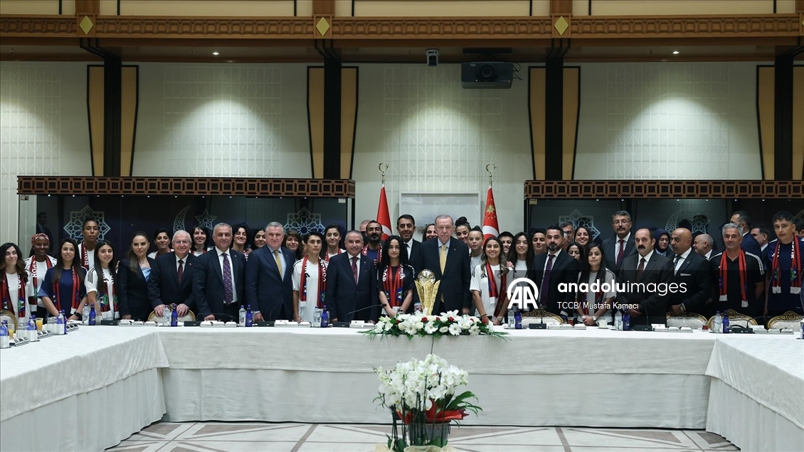 Cumhurbaşkanı Recep Tayyip Erdoğan, Yüksekovaspor Kadın Futbol Takımı'nı Cumhurbaşkanlığı Külliyesi'nde kabul etti.