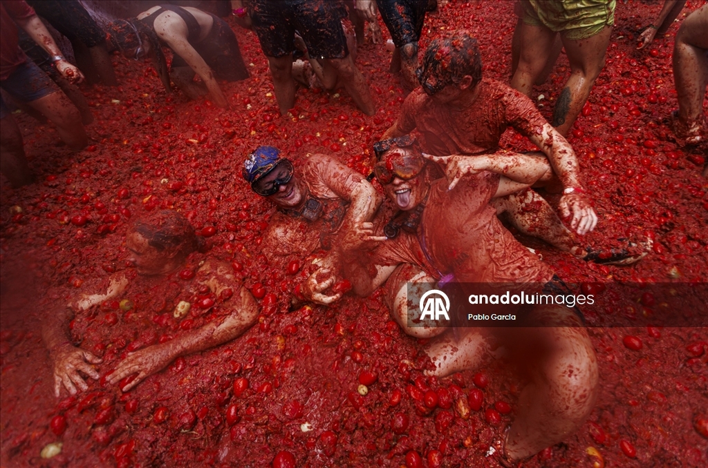 İspanya'daki domates savaşı etkinliğinde binlerce kişi 120 ton domatesi birbirine attı