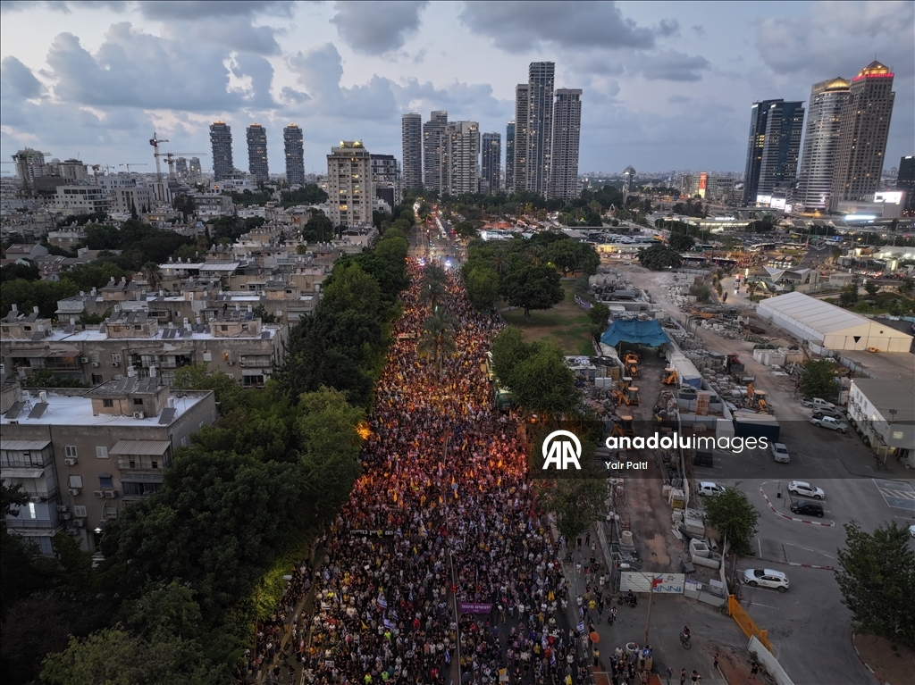 Tel Aviv'de yüzlerce kişi protesto gösterisi düzenledi