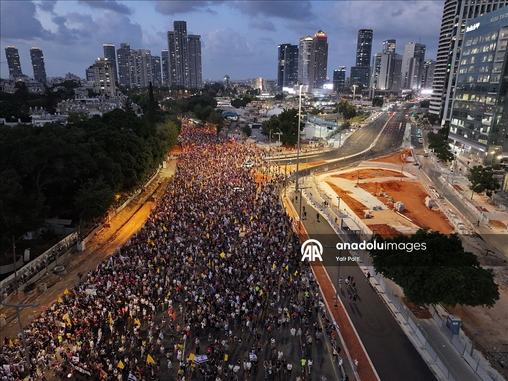 Tel Aviv'de yüzlerce kişi protesto gösterisi düzenledi