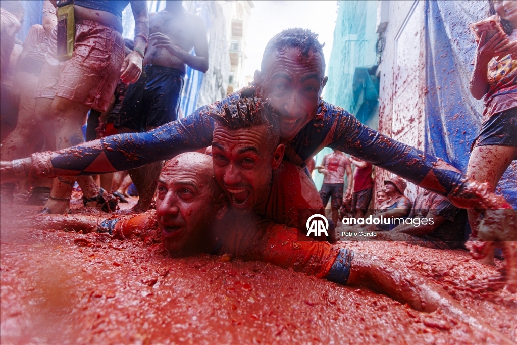 İspanya'daki domates savaşı etkinliğinde binlerce kişi 120 ton domatesi birbirine attı