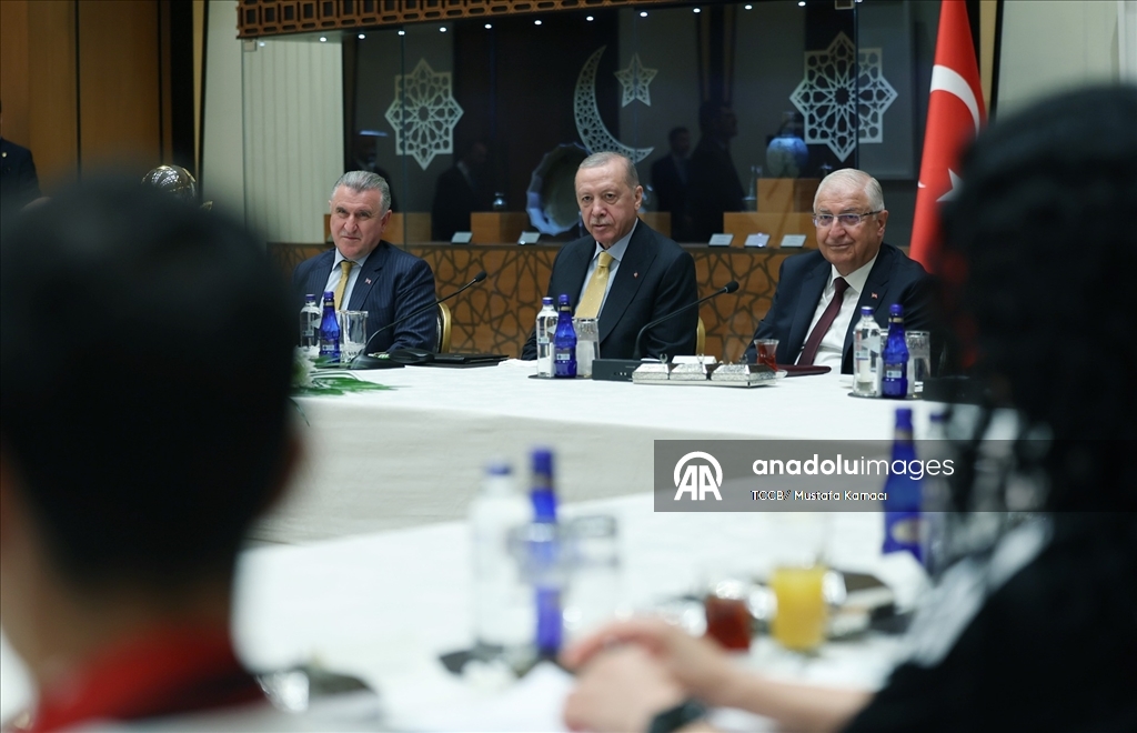 Cumhurbaşkanı Recep Tayyip Erdoğan, Yüksekovaspor Kadın Futbol Takımı'nı Cumhurbaşkanlığı Külliyesi'nde kabul etti. (TCCB/ Mustafa Kamacı - Anadolu Ajansı)