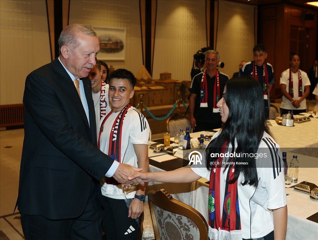 Cumhurbaşkanı Recep Tayyip Erdoğan, Yüksekovaspor Kadın Futbol Takımı'nı Cumhurbaşkanlığı Külliyesi'nde kabul etti. 