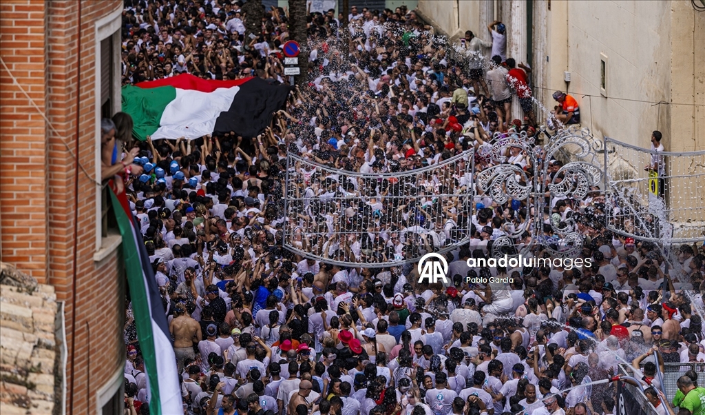 İspanya'daki domates savaşı etkinliğinde binlerce kişi 120 ton domatesi birbirine attı