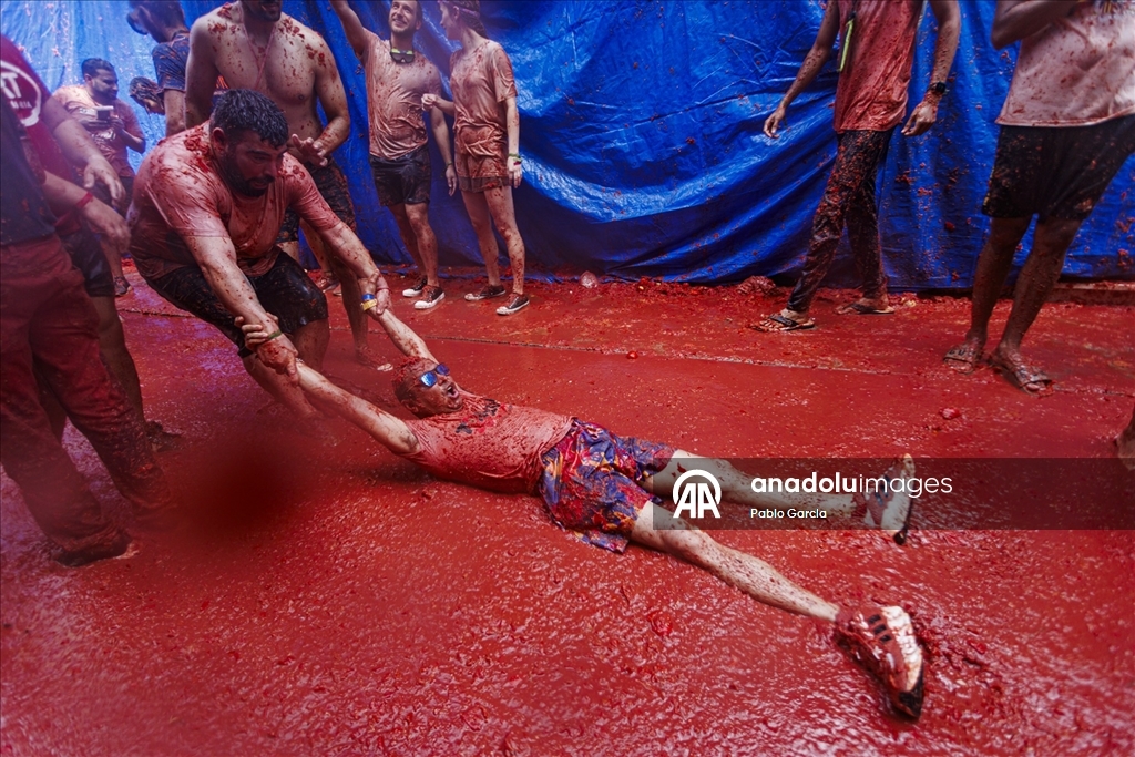 İspanya'daki domates savaşı etkinliğinde binlerce kişi 120 ton domatesi birbirine attı