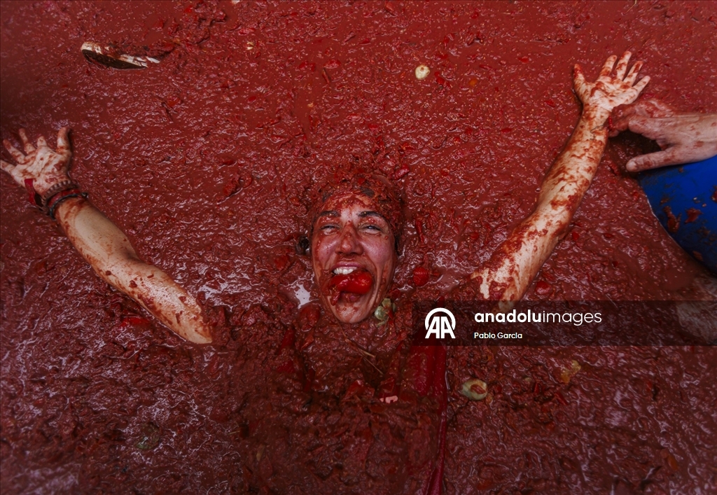 İspanya'daki domates savaşı etkinliğinde binlerce kişi 120 ton domatesi birbirine attı