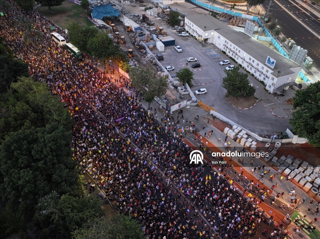 Tel Aviv'de yüzlerce kişi protesto gösterisi düzenledi