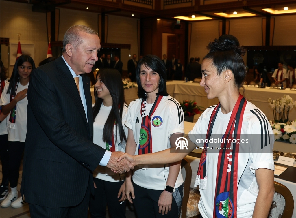 Cumhurbaşkanı Recep Tayyip Erdoğan, Yüksekovaspor Kadın Futbol Takımı'nı Cumhurbaşkanlığı Külliyesi'nde kabul etti. (TCCB/ Mustafa Kamacı - Anadolu Ajansı)