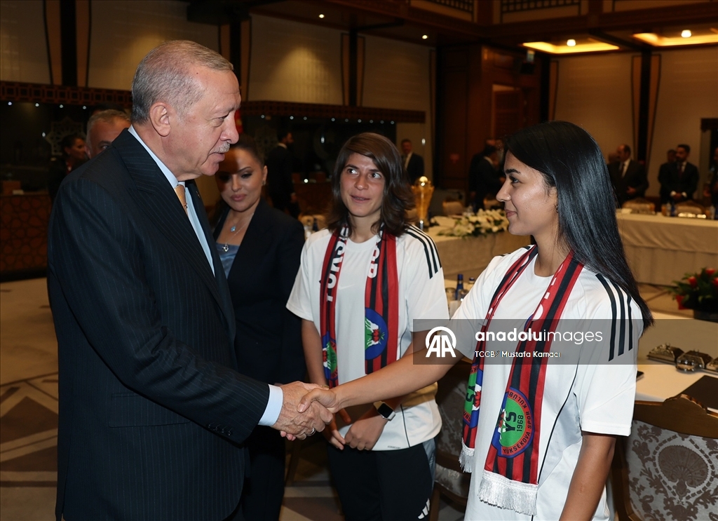 Cumhurbaşkanı Recep Tayyip Erdoğan, Yüksekovaspor Kadın Futbol Takımı'nı Cumhurbaşkanlığı Külliyesi'nde kabul etti. (TCCB/ Mustafa Kamacı - Anadolu Ajansı)