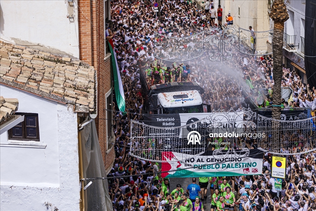 İspanya'daki domates savaşı etkinliğinde binlerce kişi 120 ton domatesi birbirine attı