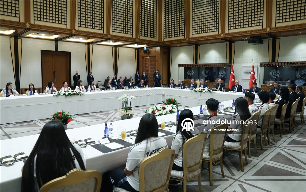 Cumhurbaşkanı Recep Tayyip Erdoğan, Yüksekovaspor Kadın Futbol Takımı'nı Cumhurbaşkanlığı Külliyesi'nde kabul etti. (TCCB/ Mustafa Kamacı - Anadolu Ajansı)