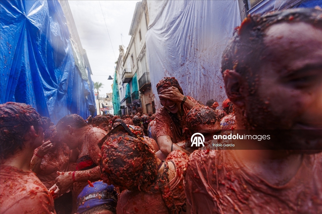 İspanya'daki domates savaşı etkinliğinde binlerce kişi 120 ton domatesi birbirine attı