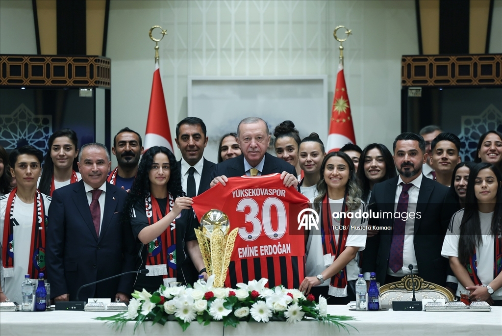 Cumhurbaşkanı Recep Tayyip Erdoğan, Yüksekovaspor Kadın Futbol Takımı'nı Cumhurbaşkanlığı Külliyesi'nde kabul etti. (TCCB/ Mustafa Kamacı - Anadolu Ajansı)