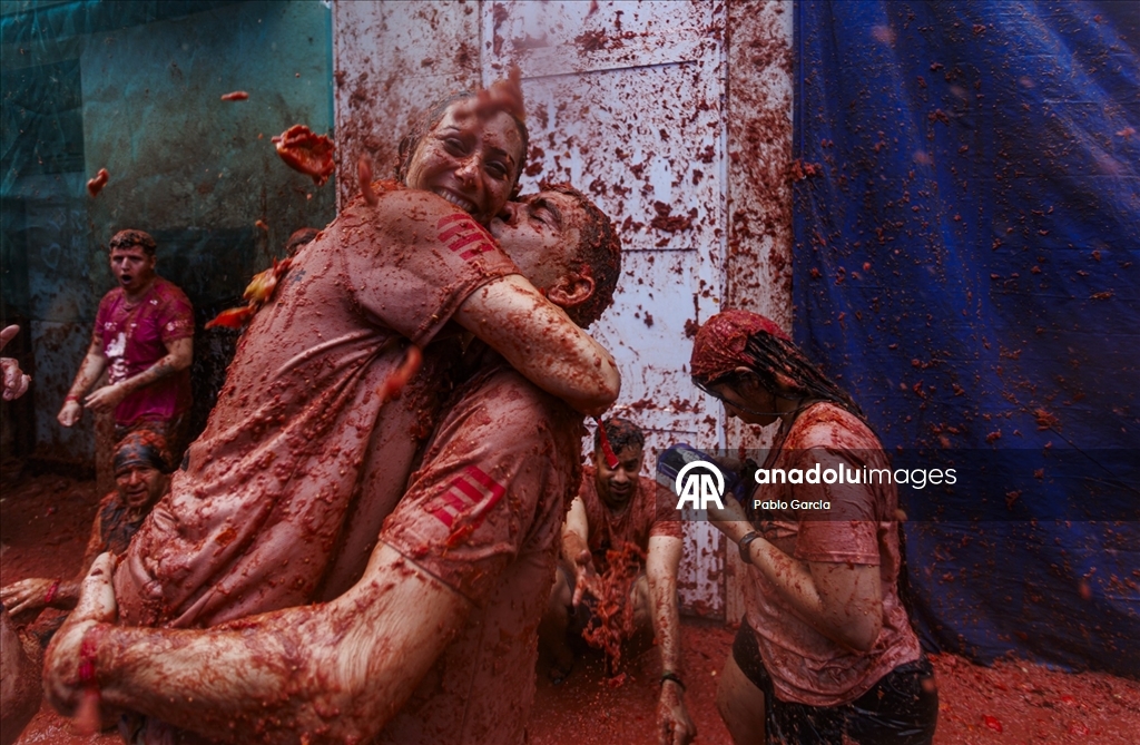 İspanya'daki domates savaşı etkinliğinde binlerce kişi 120 ton domatesi birbirine attı