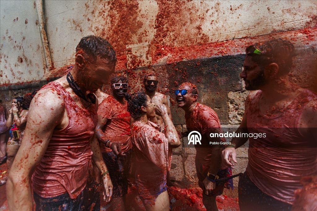 İspanya'daki domates savaşı etkinliğinde binlerce kişi 120 ton domatesi birbirine attı