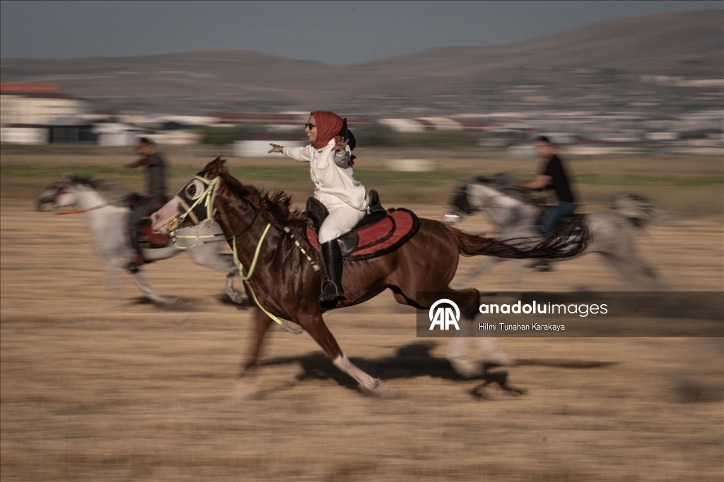 Erzurum'un doğasıyla bütünleşen atlı safari turları nefes aldırıyor