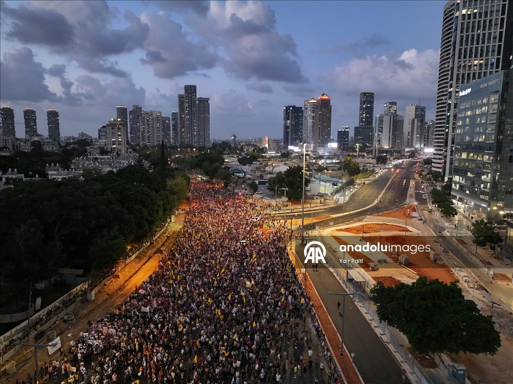 Tel Aviv'de yüzlerce kişi protesto gösterisi düzenledi