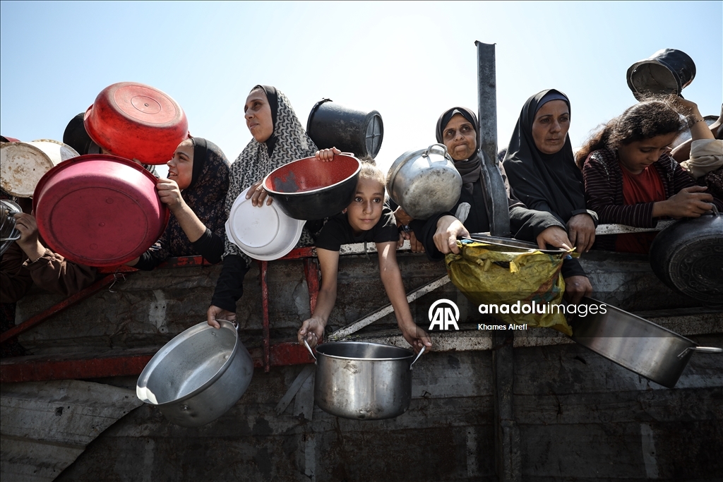 İsrail'in açlığa mahkum ettiği Gazze'de Filistinlilere, yemek dağıtıldı