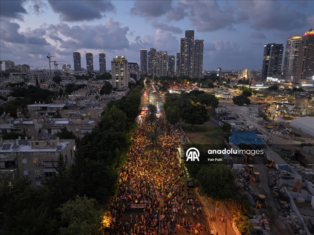 Tel Aviv'de yüzlerce kişi protesto gösterisi düzenledi