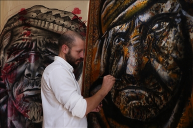 فن وإعادة تدوير.. تركي يبتكر أسلوبا فريدا في الرسم