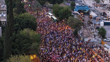 Tel Aviv'de yüzlerce kişi protesto gösterisi düzenledi