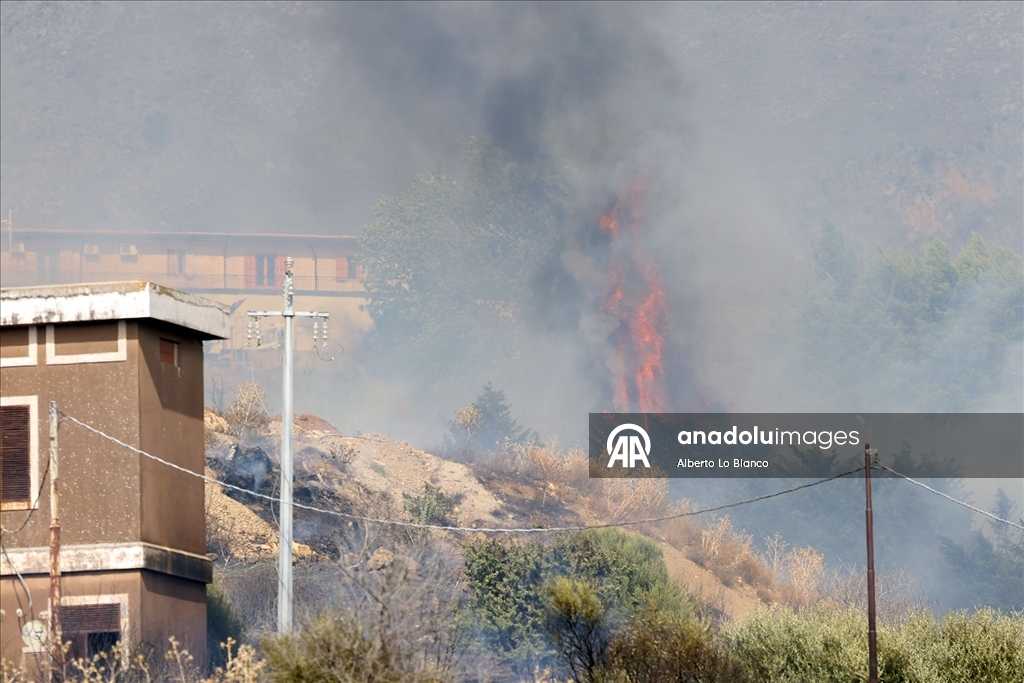 İtalya’nın Sicilya Adası orman yangınlarıyla mücadele ediyor