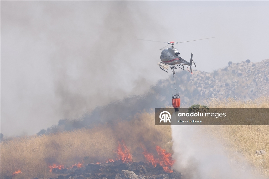 İtalya’nın Sicilya Adası orman yangınlarıyla mücadele ediyor
