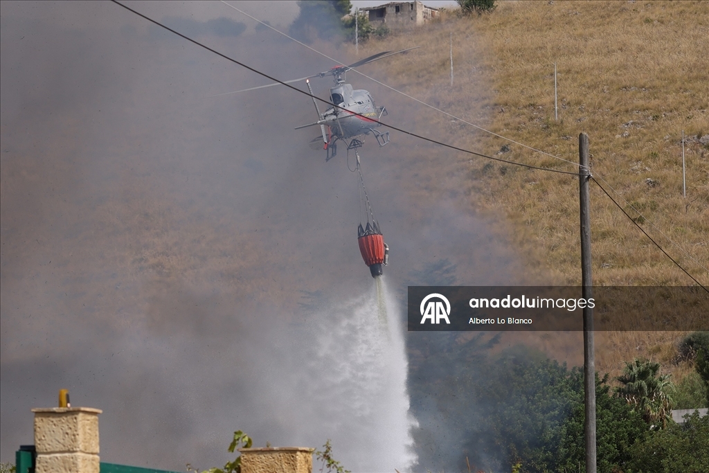 İtalya’nın Sicilya Adası orman yangınlarıyla mücadele ediyor