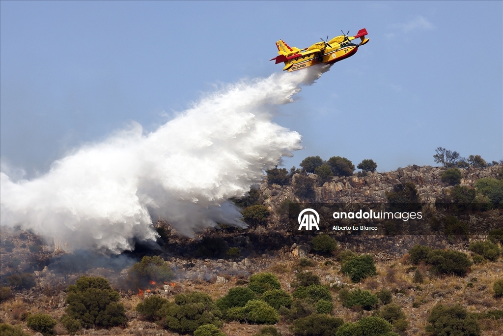 İtalya’nın Sicilya Adası orman yangınlarıyla mücadele ediyor
