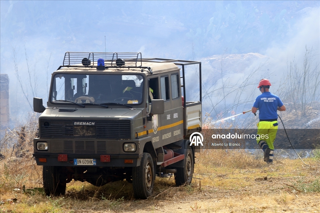İtalya’nın Sicilya Adası orman yangınlarıyla mücadele ediyor
