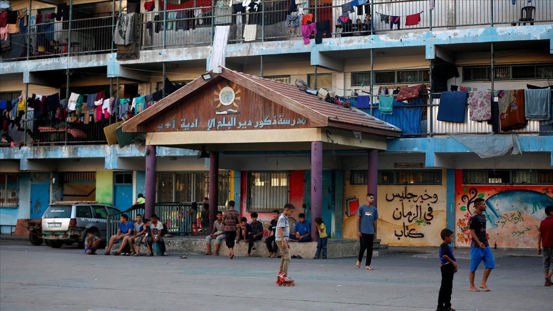 İsrail saldırıları altındaki Gazze'de okullar, siviller için sığınak olmaya devam ediyor