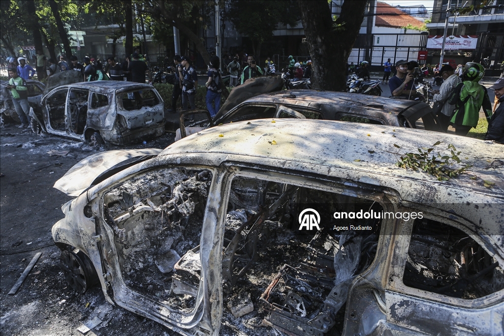 В Джакарте во время протестов подожгли автомобили