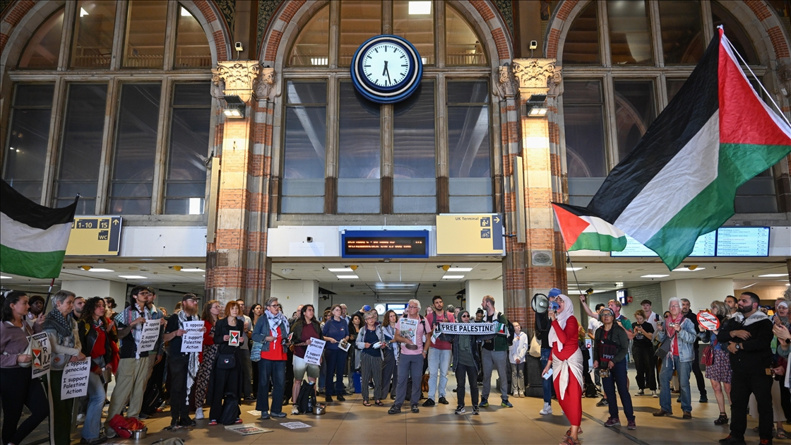 Amsterdam'da Gazze'deki açlık ve İsrail'in gazetecileri hedef alan saldırıları protesto edildi