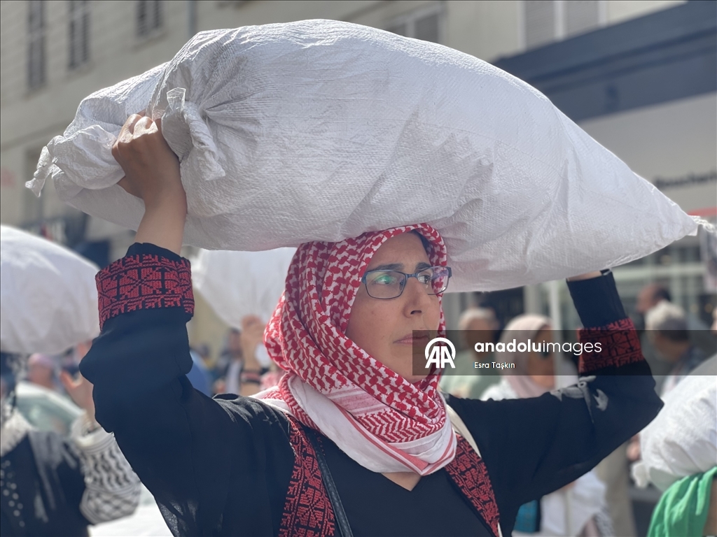 بالأواني وأكياس الطحين.. محتجون بباريس يطالبون بإنهاء تجويع غزة