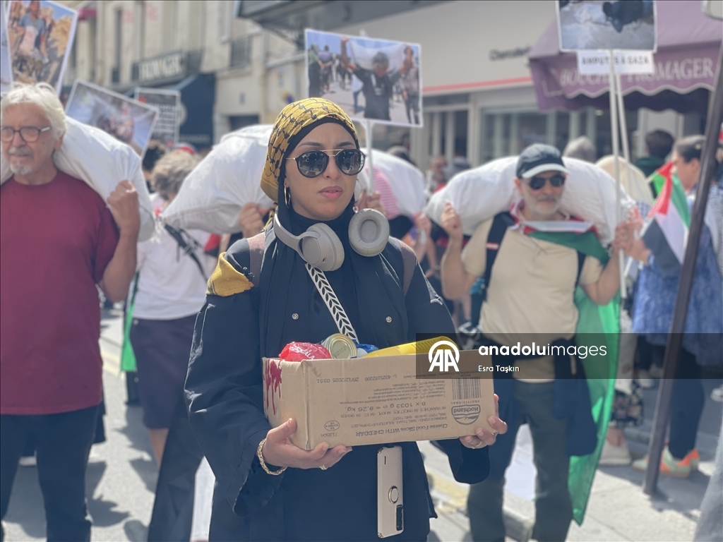 بالأواني وأكياس الطحين.. محتجون بباريس يطالبون بإنهاء تجويع غزة