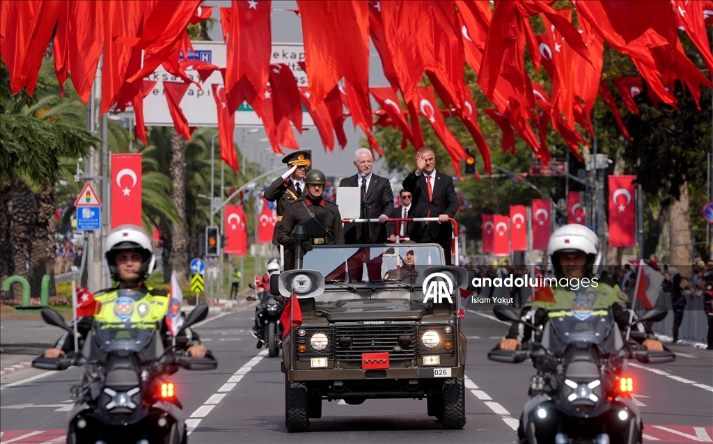 Büyük Zafer'in 103. yıl dönümü Vatan Caddesi'nde resmigeçitle kutlandı