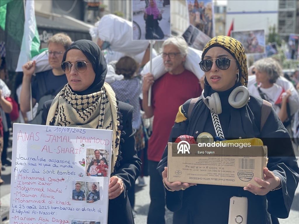 بالأواني وأكياس الطحين.. محتجون بباريس يطالبون بإنهاء تجويع غزة