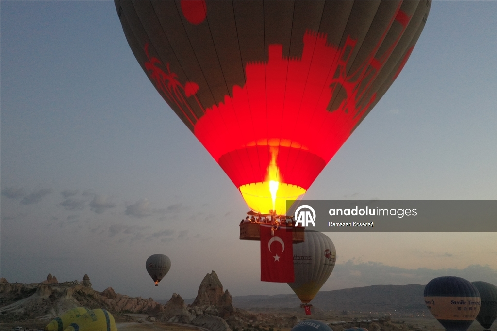 Kapadokya'da balonlar Türk bayraklarıyla uçtu