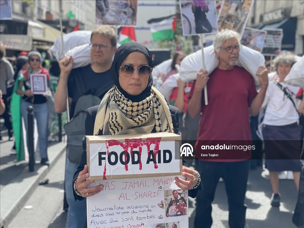 بالأواني وأكياس الطحين.. محتجون بباريس يطالبون بإنهاء تجويع غزة