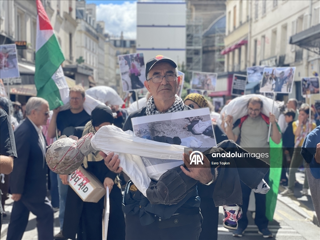 بالأواني وأكياس الطحين.. محتجون بباريس يطالبون بإنهاء تجويع غزة