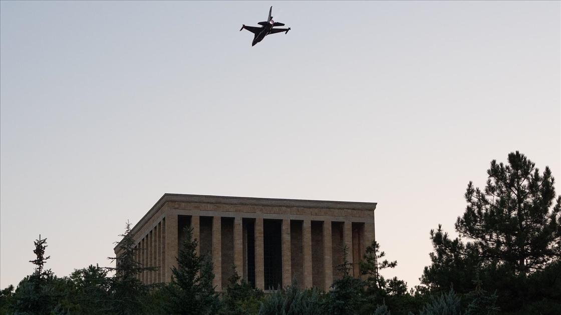 SOLOTÜRK, Büyük Zafer'in 103. yılında Ankara'da gösteri uçuşu gerçekleştirdi