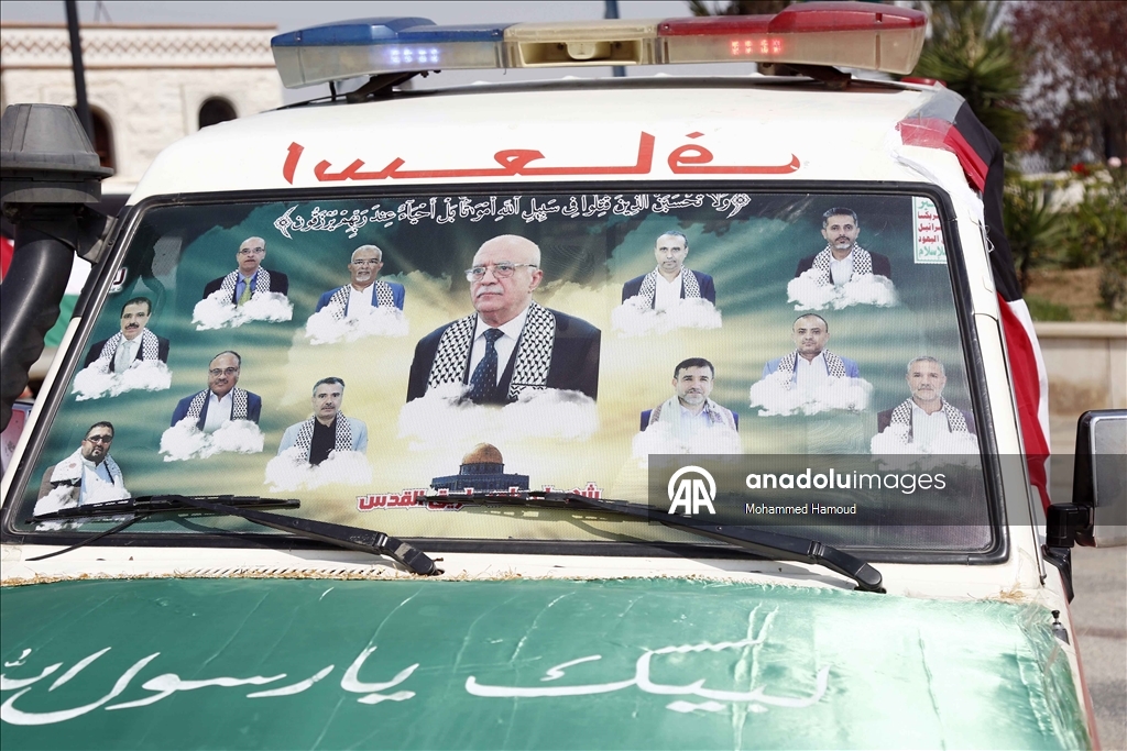 صنعاء.. آلاف اليمنيين يشيعون جثامين قادة حوثيين قتلتهم إسرائيل