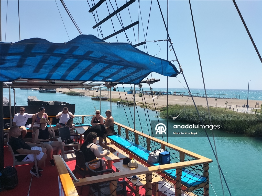 Manavgat Irmağı'ndan kalkan tur tekneleri misafirlerini denizle de buluşturuyor