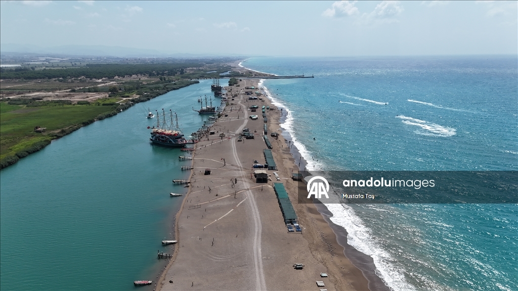 Manavgat Irmağı'ndan kalkan tur tekneleri misafirlerini denizle de buluşturuyor