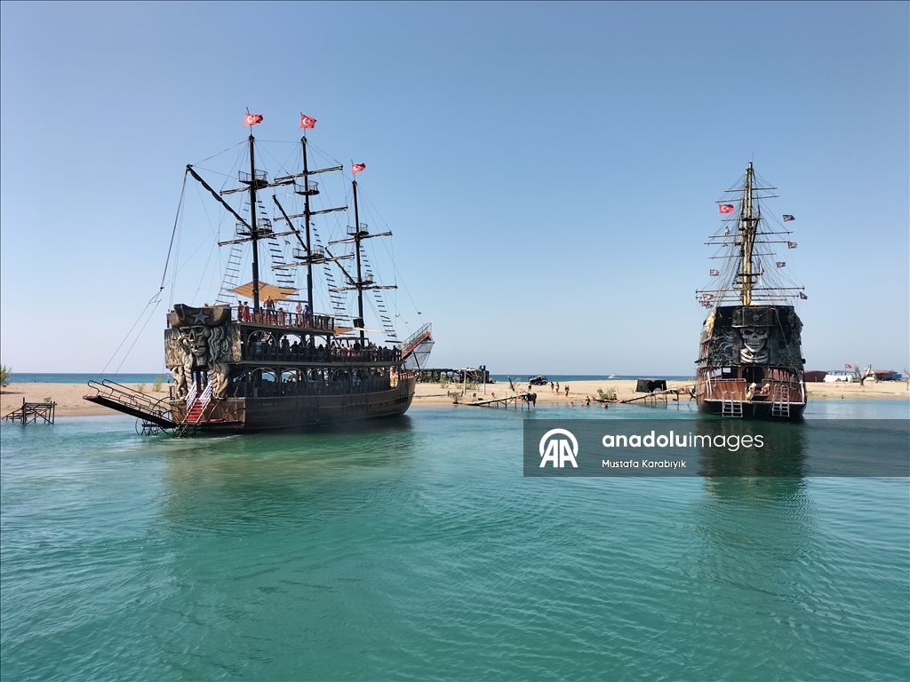 Manavgat Irmağı'ndan kalkan tur tekneleri misafirlerini denizle de buluşturuyor