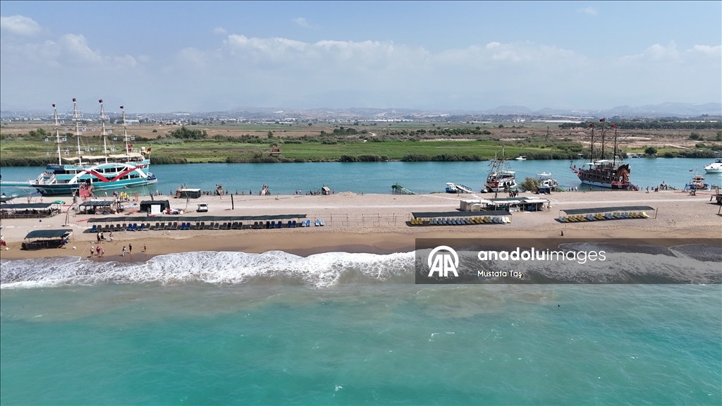Manavgat Irmağı'ndan kalkan tur tekneleri misafirlerini denizle de buluşturuyor