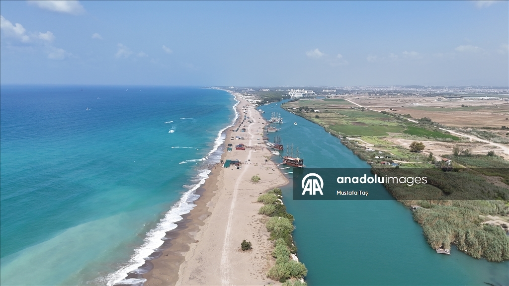 Manavgat Irmağı'ndan kalkan tur tekneleri misafirlerini denizle de buluşturuyor