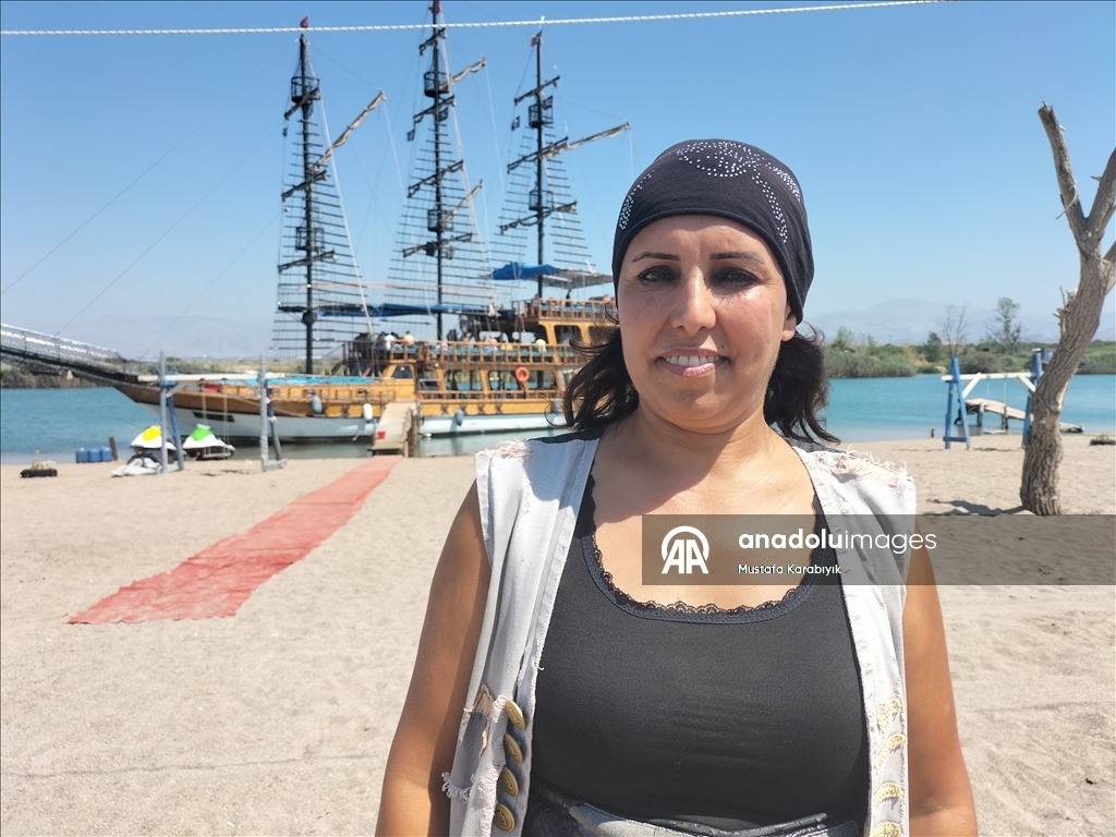 Manavgat Irmağı'ndan kalkan tur tekneleri misafirlerini denizle de buluşturuyor