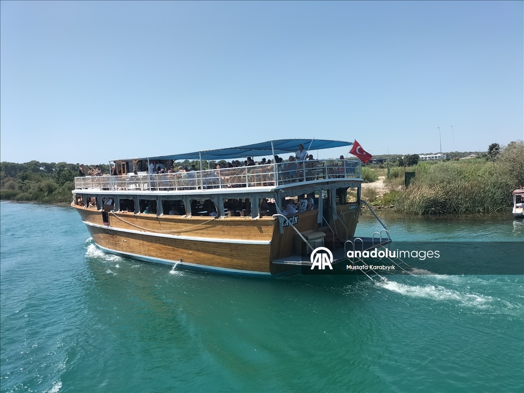 Manavgat Irmağı'ndan kalkan tur tekneleri misafirlerini denizle de buluşturuyor