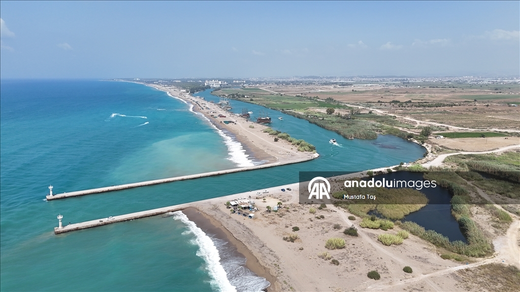 Manavgat Irmağı'ndan kalkan tur tekneleri misafirlerini denizle de buluşturuyor